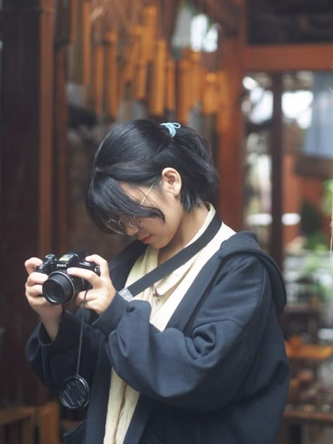 Person With Camera Reference, Person Holding Camera Reference, Holding Camera Pose Reference, Camera Pose Reference, Holding Camera Pose, Person Holding Camera, Holding A Camera, Camera Drawing, Girls With Cameras