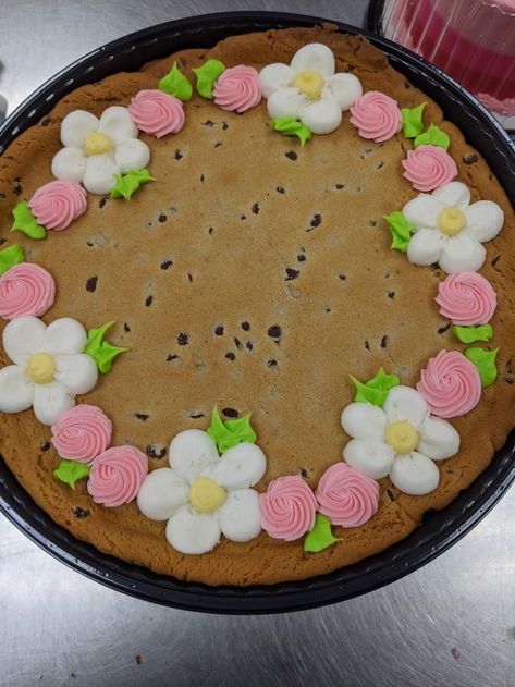 Decorated Big Cookie Cake, Spring Sheet Cake Ideas, Spring Cookie Cake Designs, Birthday Cookie Cake Ideas, Message Cookie Designs, Cookie Cake Ideas Decorated, Easy Cookie Cake Decorating Ideas, Cute Cookie Cake Designs Birthday, Giant Cookie Decoration Ideas