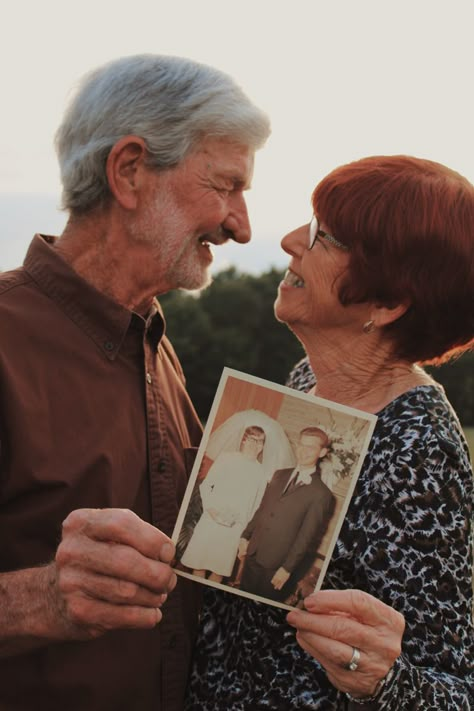 50th Anniversary Portrait Ideas, 60th Anniversary Photo Shoot Ideas, Poses For Grandparents, Poses For Middle Age Couples, 50 Year Anniversary Photo Shoot, Anniversary Photo Shoot Ideas For Older Couples, Old Parents Pictures, 50th Anniversary Pictures Poses, Couple Poses For Family Pictures