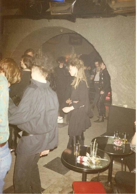 Midnight Club, Genève, 1989-91 (?) Goth Friends, Graveyard Scene, Goth Club, 80s Goth, Midnight Club, Goth Subculture, Trad Goth, Goth Style, New Romantics