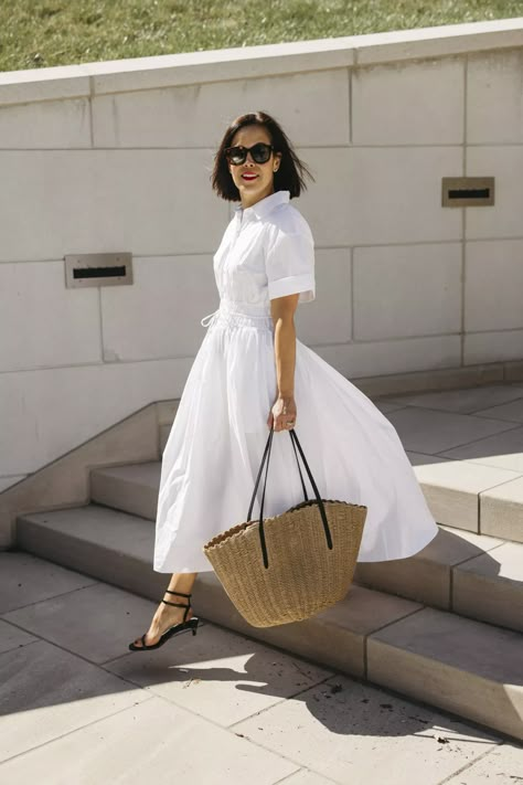 J.Crew white dress with tote. Spring Korean Outfit, Parisian Outfits, Coastal Preppy, Classic French Style, Style Parisienne, Hampton Style, Prep Style, Tiktok Fashion, Outfits For Spring