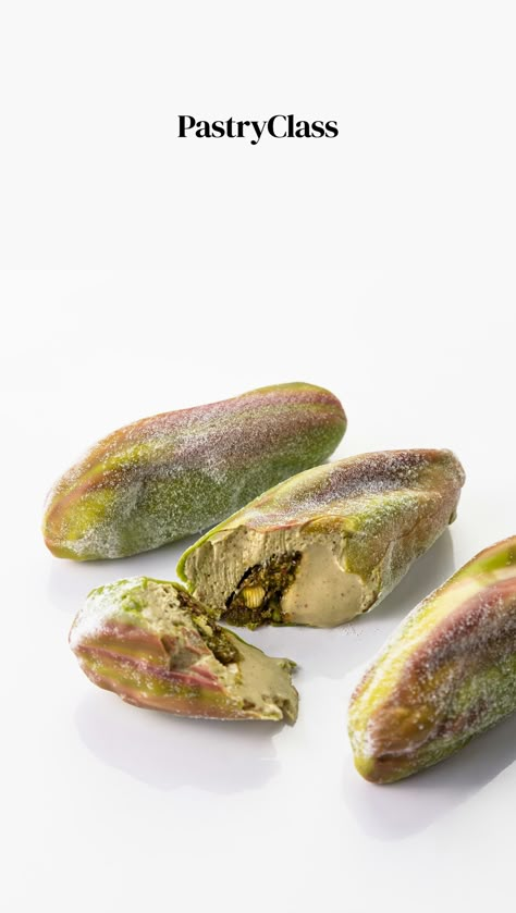 Pistachio Pairings, Pistachio Entremet, Pistachio Pastry, Pistachio Recipes Desserts, Pistachio Mousse, Mouse Recipes, Pralines Recipe, Pistachio Raspberry, Pistachio Dessert