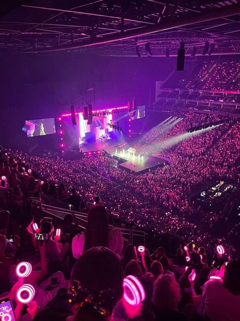 Twice London Concert, Itzy World Tour 2024, Twice Kpop Aesthetic, Concert Kpop Aesthetic, Twice Lightstick Aesthetic, Stage Aesthetic Concert Kpop, Kpop Aesthetic Concert, Twice Concert Aesthetic, Kpop Vibes Aesthetic