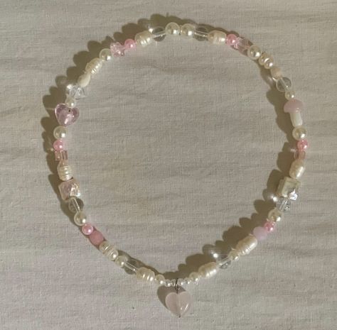 Pink Pearl Beaded Necklace, Pink Coquette Necklace, Pink Necklace Ideas, Couqutte Necklace, Pink And Pearl Necklace, Aesthetic Necklaces Beads, Coquette Necklace Diy, Diy Pink Necklace, Coquette Bracelets Diy