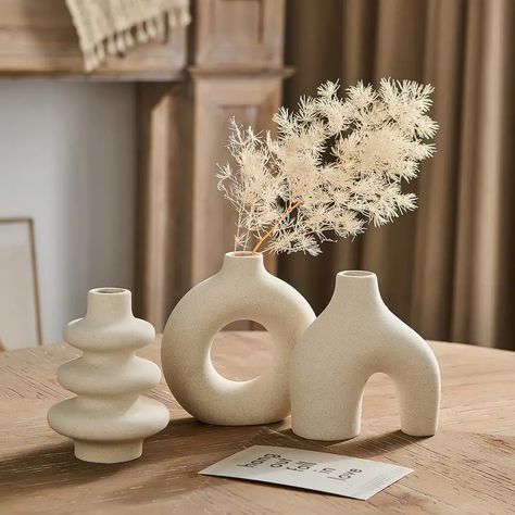 White Vase Centerpiece, Bali Bedroom, Cream And White Bedroom, Scandi Modern, Home Accessories Ideas, Wedding Bedroom, Boho Vase, Minimalist Living Room Decor, Coffee Wedding