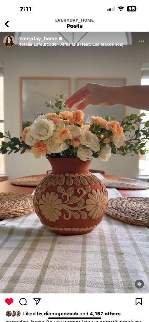 Mexican Table Centerpieces Party Ideas, Mexican Aesthetic Wedding Dress, Spanish Theme Wedding Decor, Mexican Cantaritos Centerpieces, Antique Mexican Wedding, Centerpieces Charro Theme, Mexican Style Flower Arrangements, Mexican Center Piece Quinceanera, Centerpieces Wedding Mexican