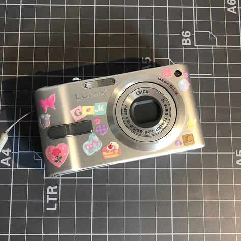 Stickers On Camera Aesthetic, Camera With Stickers Aesthetic, Digital Camera With Stickers, Digital Camera Stickers, Camera Stickers Aesthetic, Camera With Stickers, Camera Drawing Art, Leica Digital Camera, Phone Decor Ideas