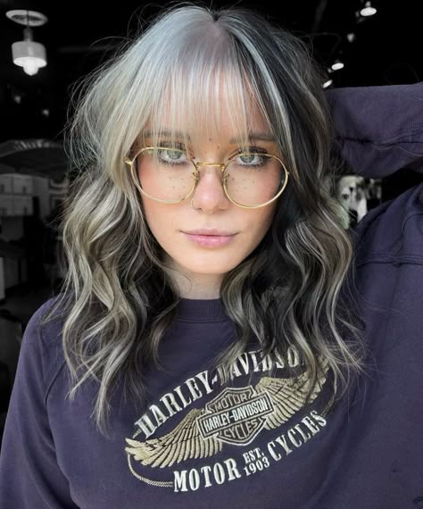 Colorblock Hair, Black To Blonde Hair, Edgy Hair Color, Color Block Hair, Fun Hair, Edgy Hair, Hair Inspiration Color, Hair Inspo Color, Make Up Hair