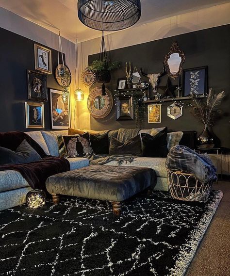 Casa Rock, Dark Living Rooms, Dark Home Decor, Goth Home Decor, Dark Home, Apartment Decor Inspiration, Maximalism, Gothic Home Decor, Decor Home Living Room