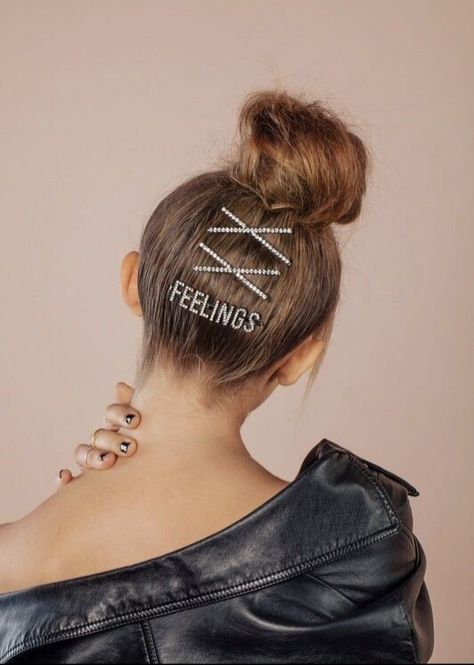 Hair Clips 90s, Hair Acessories, Hair Accessories Collection, 90s Hairstyles, Work Hairstyles, Bobby Pin, Trending Hairstyles, Prom Hairstyles, Khloe Kardashian