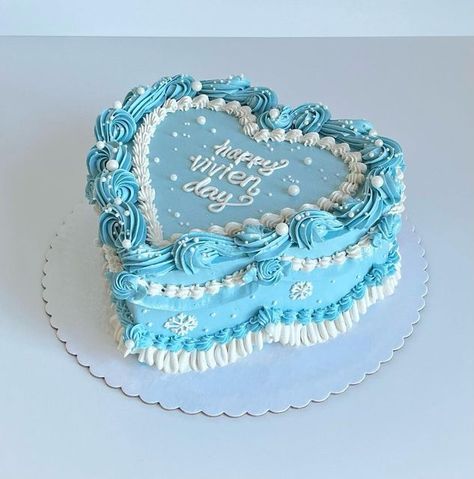 @takemehome_cake on Instagram: "It's snowing in NYC now!!! Today is the perfect day to post this blue and white vintage heart cake!!! ❄️❄️❄️ ps. Inspired by @aprilsbakerlondon #cake #birthdaycake #bluevintagecake #snow #heartcame #customcake #queenscake #onlinecake #queens #nyc @takemehome_cake" Cake Blue And White, Cake Ideas Blue, January Cake, Blue Chocolate Cake, Cute Blue Cake, Blue And White Cake Birthdays, Blue And White Birthday Cake, Blue Cake Aesthetic, Blue Bday Cake