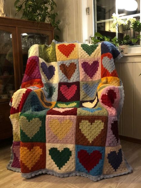 Multicolour Yarn Crochet Ideas, Crochet Blanket Heart, Heart Crochet Blanket, Cute Crochet Blanket, Square Blanket Pattern, Heart Granny Square, Granny Square Häkelanleitung, Crochet Heart Blanket, Heart Blanket