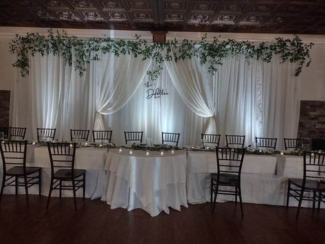 Reception Sweetheart Table Backdrops, Main Table Wedding Backdrops, Reception Head Table Backdrop, Head Table Set Up, Backdrop Behind Bride And Groom Table, Diy Head Table Backdrop, Wedding Backdrop Reception Head Table, Bridal Party Head Table, Wedding Party Head Table