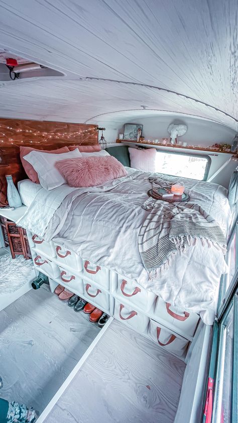 Skoolie Life, Van Life Aesthetic, Live In A Van, Kombi Home, Bus House, Combi Volkswagen, Campervan Life, Van Life Diy, Hippie Van