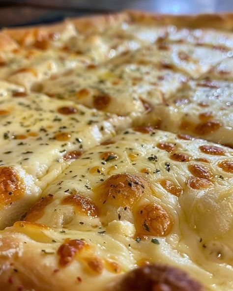 This is called 'White Pizza' and it's the only kind my family will eat! Cooktop Cove, White Pizza Recipes, Pizza Stromboli, Baked Pizza, Pizza Calzones, Baked Dessert, White Pizza, Pizza Recipes Homemade, Pizza Pie