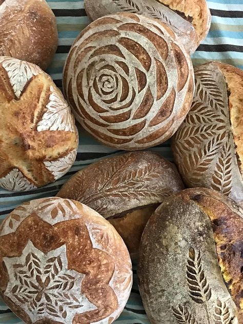 Sourdough Decorations, Sourdough Patterns, Artisan Bread Design, Salt Block Grilling, Pretty Bread, Bread Decoration, Decorative Bread, Sourdough Scoring, Artisan Sourdough