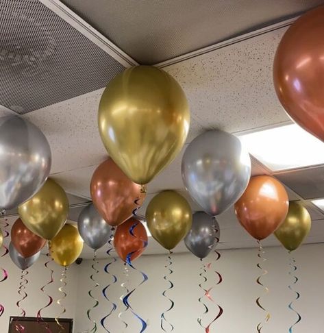 Balloon Ceiling Decorations Without Helium - SoNice Party Balloons On Ceiling No Helium, Balloons From Ceiling Hanging, Helium Balloons Diy, Balloon Ceiling Decorations, Balloon Decorations Without Helium, Nye Balloons, Party Ceiling Decorations, Nye Decor, String Balloons