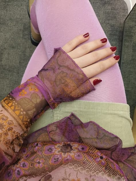 Purple Autumn Aesthetic, Purple Red Aesthetic, Purple Tights Outfit, Mauve Outfit, Kpop Lifestyle, Jewelry Kpop, Coloured Tights, Pink Tights, Chic Autumn