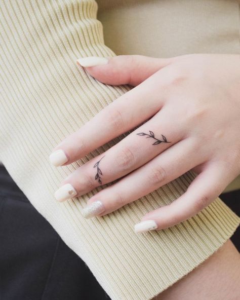 Vine Ring Tattoo, Infinity Finger Tattoos, Henna Finger Tattoo, Finger Tattoos Fade, Finger Tattoos For Women, Flower Finger Tattoos, Side Hand Tattoos, Small Tattoo Placement, Ring Tattoo