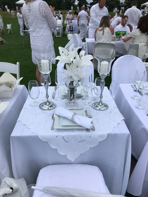 Dinner En Blanc Table Decorations, Dine En Blanc, White Tablescapes Dinner Parties, All White Party Table Decor, Dinner En Blanc Table Decor Elegant, En Blanc Party Table Settings, White Party Table Setting, Diner En Blanc Table Decorations, All White Tablescape