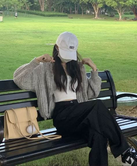 Cute summer image for walking in the park Outfit Korean Style, Korean Outfit Street Styles, Korean Casual Outfits, Foto Poses, Korean Girl Fashion, Mode Inspo, Kpop Fashion Outfits, 가을 패션, Korean Outfits