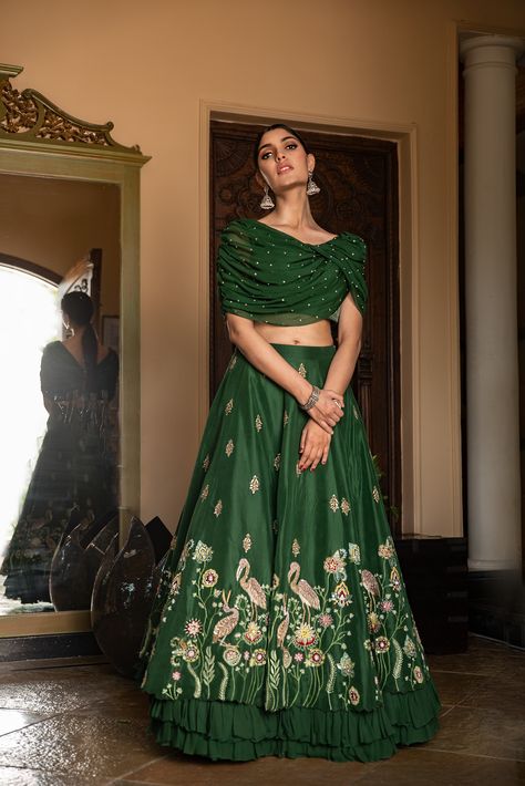 Mehendi Outfits, Wedding Lehenga Designs, Lehnga Dress, Green Lehenga, Fancy Blouse, Draped Blouse, Indian Dresses Traditional, Traditional Indian Outfits, Unique Blouse Designs