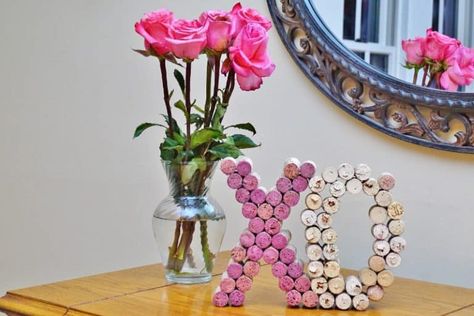 Wine Cork Crafts Valentines Day, Wine Cork Valentine Crafts, Cork Heart Diy, Valentine Wine Cork Crafts, Cork Valentines Crafts, Valentine Cork Crafts, Wine Dinner Decor, Cork Hearts, Wine Cork Heart