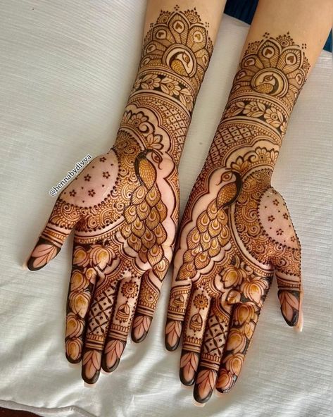 Tips for Getting the Darkest Mehndi Stain Indian Mehendi Design Front Hand, Indo Western Mehendi Designs, Bridal Sister Mehndi Design, Long Mehndi Designs, Full Hand Mehndi Designs Back Side, Back Hand Mehndi Designs Arabic, Creative Mehndi Designs, Mehndi Stain, Mehndi Designs Unique