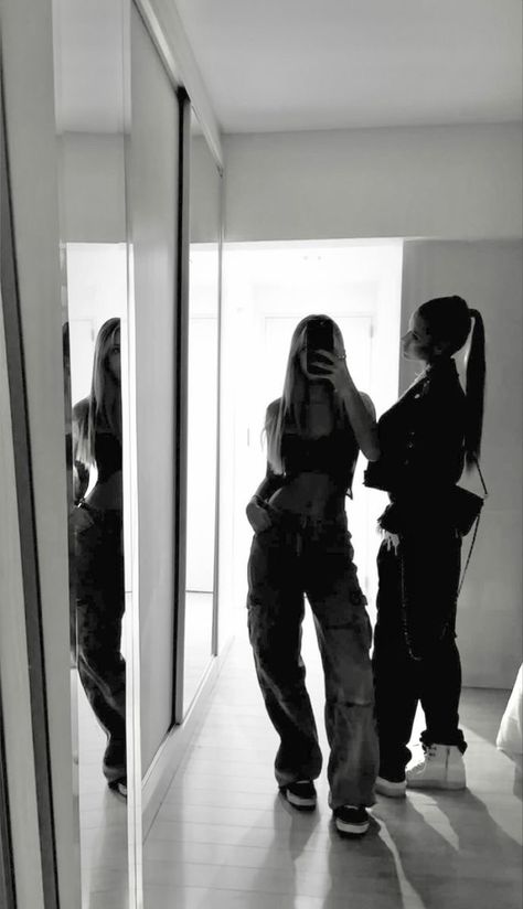 Cutest Outfits, Zodiac Academy, Mode Zara, Best Friend Photoshoot, Best Friend Photos, Cute Friend Photos, Foto Poses, Bff Pictures, Friend Photoshoot