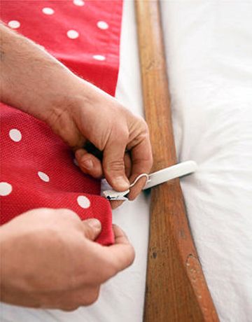 Lastly, attach your curtain, using rings with alligator clips ($8.97 for a set of six; lowes.com for stores): Just thread the rings onto the oar, snap the alligator clips onto the curtain at evenly spaced intervals, and slide the oar onto the brackets. Diy Curtain Rod, Crafty Ideas For The Home, Beach House Exteriors, How To Hang Curtains, Diy Curtain Rods, Diy Curtain, Hang Curtains, Beach House Exterior, Canoe Paddle