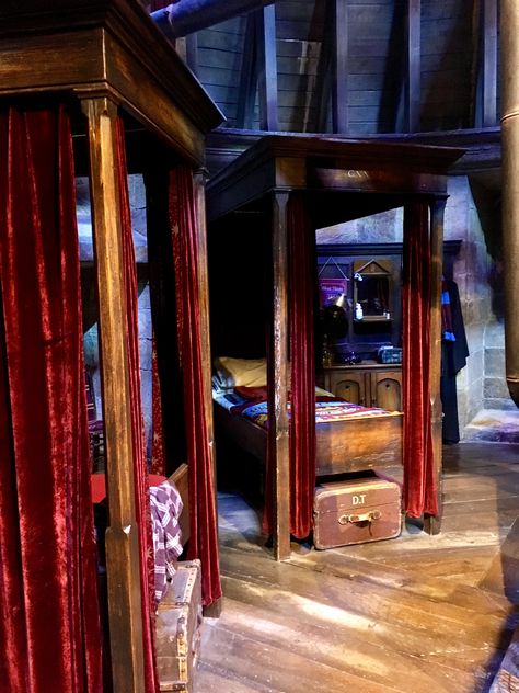 Gryffindor boys dormitory Gryffindor Bedroom Ideas, Gryffindor Dormitory, Gryffindor Dorm Room, Gryffindor Bedroom, Gryffindor Room, Gryffindor Dorm, Hogwarts Dorm, Gryffindor Tower, Hogwarts Visuals