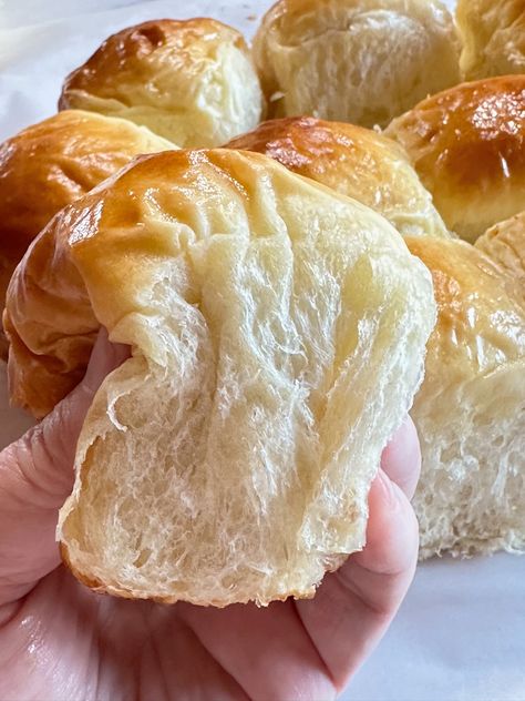 Hawaiian Sweet Rolls - My Country Table Sweet Rolls Bread Machine, Hawaiian Rolls From Scratch, Gluten Free Sweet Hawaiian Rolls, Artisan Bread Rolls Recipe, Yeast Baked Goods, Hawaiian Roll Bread Recipes, Sweet Hawaiian Bread Recipe, Hawaii Sweet Rolls Recipes, Dinner Hawaiian Rolls