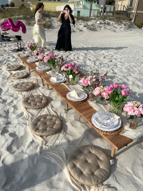 Picnic Aesthetic On The Beach, Beach 15 Birthday, Sunset Picnic Birthday, Cute Beach Birthday Set Up, Sweet 16 Beach Picnic, Brunch At The Beach, Birthday Picnic Beach Ideas, Fancy Beach Picnic, Birthday Ideas At The Beach