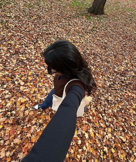 Leaves On The Ground, Studera Motivation, Gilmore Girls Seasons, Fall Mood Board, Fall Semester, Girls Fall, Foto Poses, Fall Inspo, Lana Del Ray