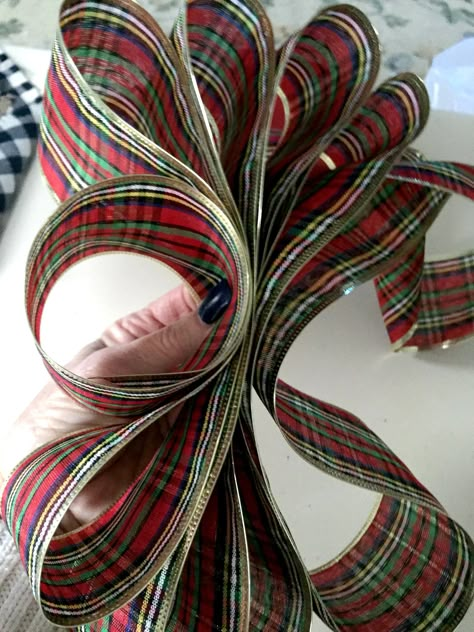 Make A Ribbon Bow, How To Make A Ribbon Bow, Bow Making Tutorials, Diy Wreath Bow, Tree Bows, Christmas Bows Diy, Homemade Bows, Bow Diy, Make A Bow