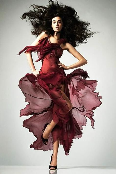 Spring Outfit Women, Mode Poses, High Fashion Poses, Fashion Beauty Photography, Blowing In The Wind, Lindy Hop, Swing Dancing, High Fashion Photography, Vogue Uk