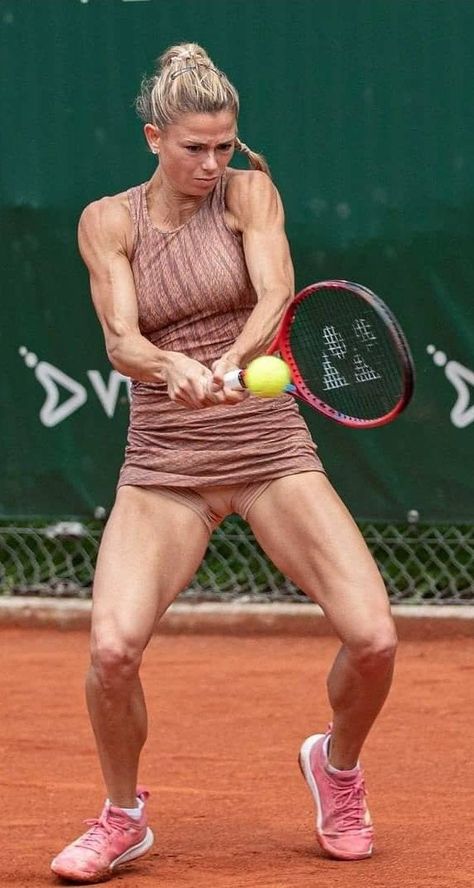 Martina Hingis, Female Tennis Players, Camila Giorgi, Crossfit Women, Ladies Tennis, Female Tennis, Lawn Tennis, Maria Sharapova, Sporty Girls