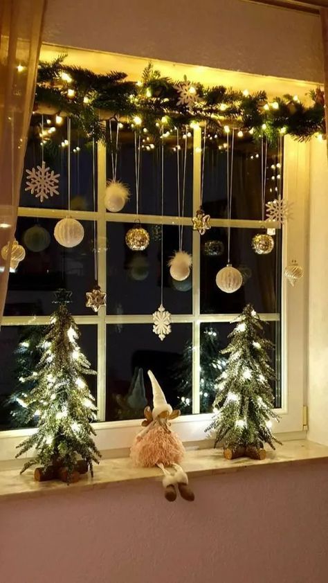 Christmas Decorations Apartment, Pretty Christmas Decorations, Steam Projects, Christmas Apartment, Christmas Window Decorations, Christmas Decor Inspiration, Christmas Themes Decorations, Diy Christmas Decorations Easy, Pretty Christmas