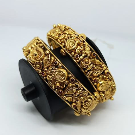 Peacock Design Bangles Gold, Temple Jewellery Bangles, Temple Bangles, Antique Bangles, Jewellery Bangles, Gold Jewels Design, Gold Bangles For Women, Antique Gold Jewelry Indian, Gold Bangle Set