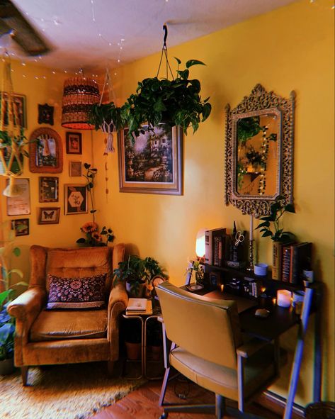 Hufflepuff Living Room Aesthetic, Yellow Light Room Aesthetic, Yellow Walls Aesthetic, Green Orange Room Aesthetic, Orange Yellow Bedroom Ideas, Orange Wall Room Aesthetic, Yellow Aesthetic Room Bedrooms, Yellow Bohemian Living Room, Yellow Walls Room Aesthetic