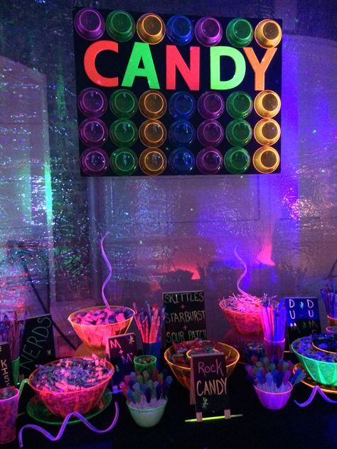 A rockin' candy buffet! Glow In The Dark Bonfire Party, Barney Party, Preteen Birthday, Glow Party Ideas, Disco Rave, Black Light Party, Glow In Dark Party, Post Prom, Dj Event