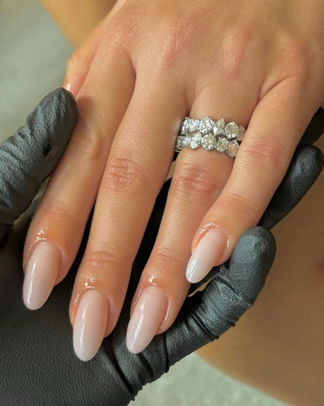 12 Vanilla French Nail Ideas For a Soft and Elegant Manicure Vanilla French Manicure, Engagement Manicure, French Nail Ideas, Classic Nail Designs, White French Nails, Classic Nail, Elegant Manicure, Milky Nails, Nails Nude