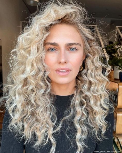 Summer Curls, Trendy We Fryzurach, Mane Addicts, Highlights Curly Hair, Blonde Curly Hair, Colored Curly Hair, Blonde Hair Inspiration, Blonde Hair Looks, Wavy Curly Hair