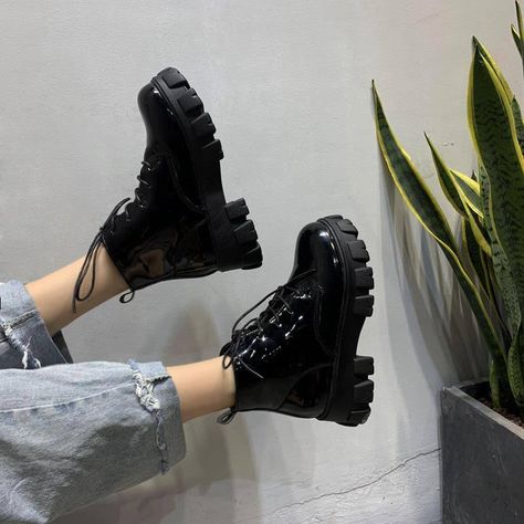 Korean Shoes, Pretty Heels, Pretty Shoes Sneakers, Cute Shoes Heels, Shoes Outfit Fashion, Loafer Shoes Women, Stunning Shoes, Quick Outfits, Girly Shoes