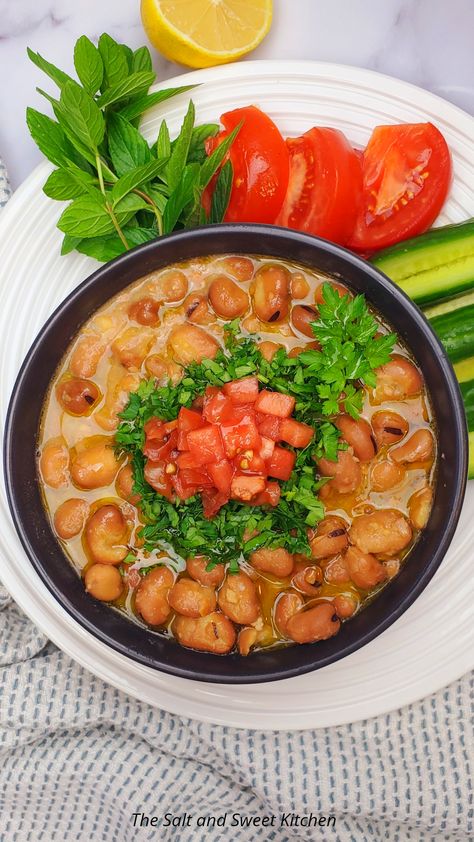 Lebanese Beans, Foul Recipe, Egyptian Breakfast, Ful Recipe, Lebanese Food Recipes, Lebanese Dishes, Ful Medames, Arabic Breakfast, Fava Beans Recipes