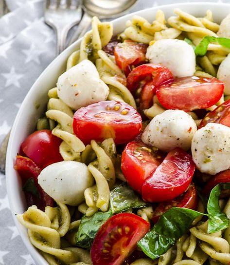 [Caprese Pasta Salad](http://mayihavethatrecipe.com/high-protein-caprese-pasta-salad/) from [May I Have That Recipe](http://mayihavethatrecipe.com/) Salad High Protein, No Heat Lunch, High Protein Lunch Ideas, Cold Lunch Ideas, Easy School Lunches, Work Lunch Ideas, Lunches For Work, Caprese Pasta Salad, Cold Lunch