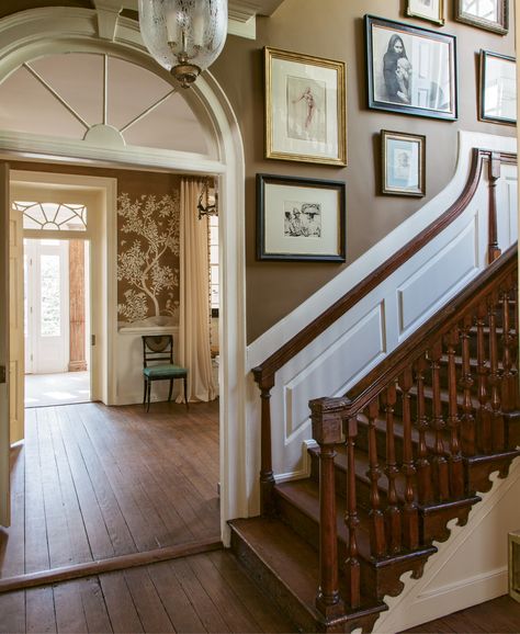 Southern Colonial Homes Interior, Southern Cottage Interiors, Charleston Homes Interiors, Southern Colonial Homes, Classic Southern Home, Colonial Home Interior, Southern Style Homes, Federal Style House, Southern Colonial