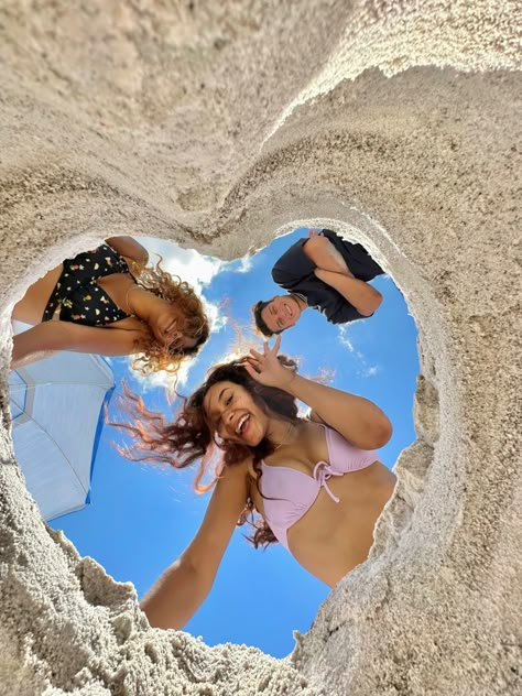 Beach day, becah, vibes, heart shape, aestheic, #beach Heart Shaped Beach Photo, Beach Party Pictures, 15 Birthday Photoshoot Ideas Beach, Beach Selfie Poses Picture Ideas, Beach Day Photoshoot, Birthday Beach Aesthetic, Beach Heart Pictures, Beach Day Poses, Beach Pictures Birthday