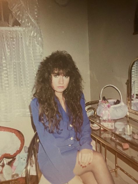 80s Mom Hairstyles, 80s Perm Hair, 80’s Curly Hair, 80s Hair Curly, 80s Faceclaims, 1980s Fashion Aesthetic, 80s Teen Aesthetic, Real 80s Photos, Big 80s Hair