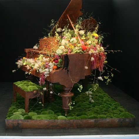 Piano Flower Bed...I'm in love with this!! Old Piano, Fairy Furniture, Faeries Gardens, Elf House, Fairy Garden Houses, Grand Piano, Deco Floral, Fairy Houses, Fairy Land